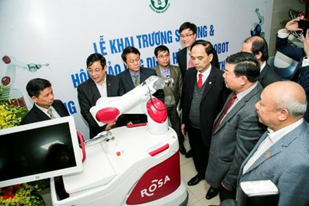 Hệ thống robot phẫu thuật Mako và Rosa được Bệnh viện Bạch Mai ứng dụng là hệ thống robot hiện đại nhất hiện nay.
